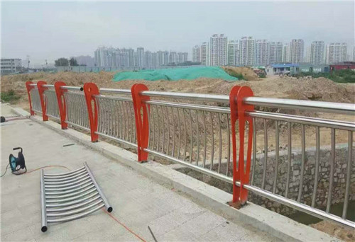 贵州六广镇鸭池河大桥安装不锈钢复合管栏杆,不锈钢复合管护栏安全,防撞性能好