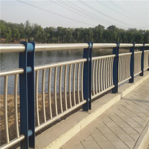 公路桥梁防撞护栏在生产中也有材料上的差异