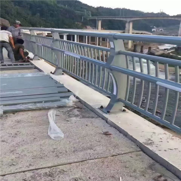 刚泽护栏